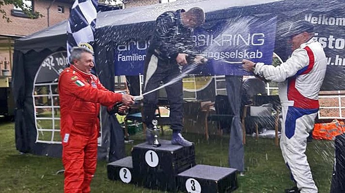 Der var champagnesprøjt til Heino Mejer på toppen af podiet ved Munkebjerg Hillclimb
(Foto: Rally Team Mejer)